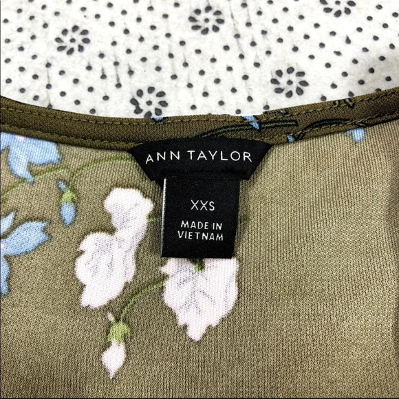 Ann Taylor Green Floral Print‎ Draped Sleeve Top - Picture 6 of 8
